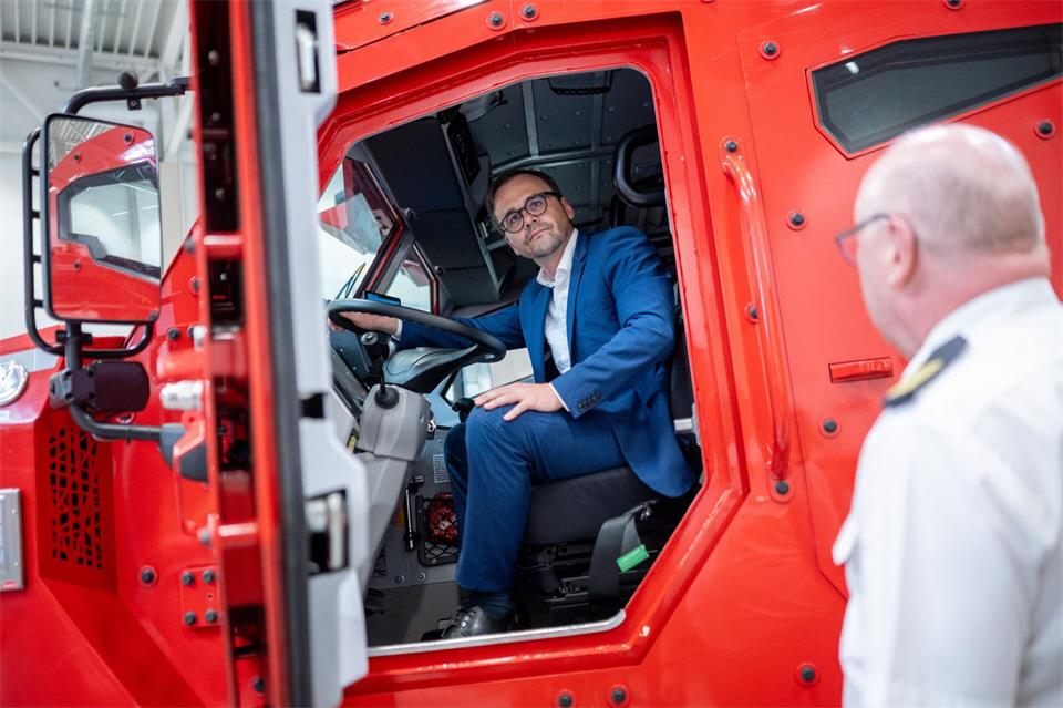 Im Feuerwehrfahrzeug: Innenminister Jan Redmann (CDU) will den Waldbrandschutz stärken. Sebastian Christoph Gollnow/dpa