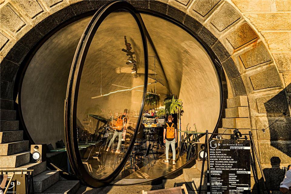 Im Film der Eingang zu einem Hotel: die Front des „Avoid Café“ in Prag.Prague City Tourism/dpa-tmn