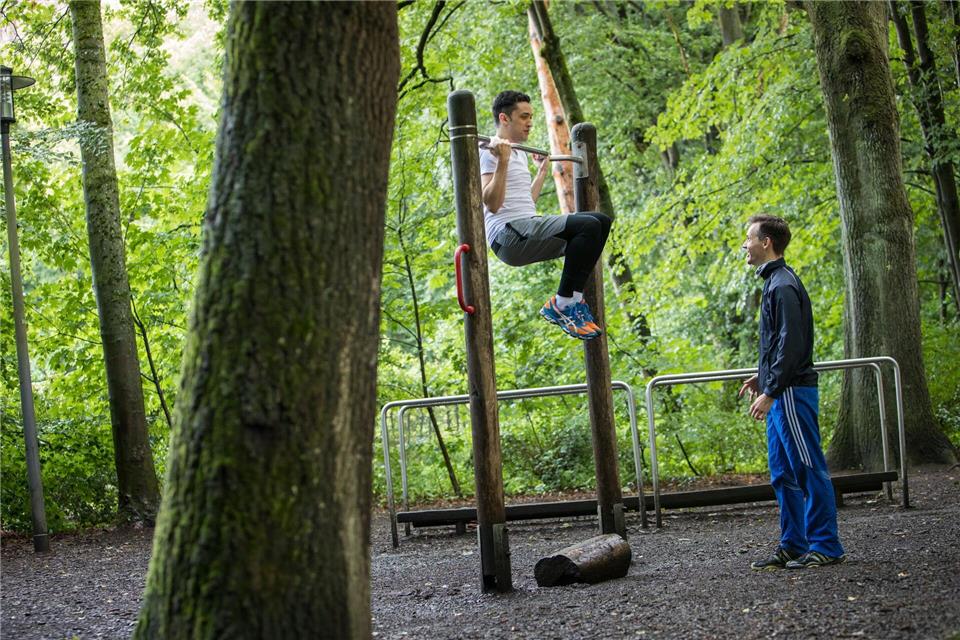 Im Fitnessstudio, im Park, zu Hause: Für Klimmzüge braucht es nicht mehr als eine Stange. Christin Klose/dpa-tmn