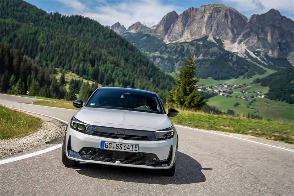 Im Flachland ist der GSE eher kein Spitzensportler, in den Dolomiten dafür ein echter Kraxler.Dani Heyne/Opel Automobile GmbH/dpa-tmn