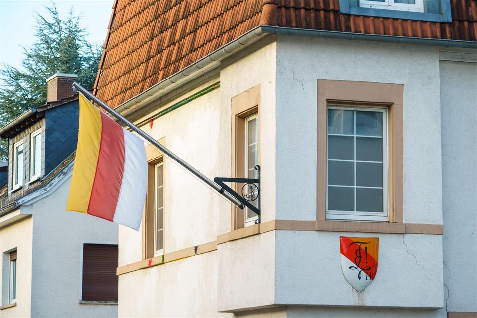 Im Fokus sind Aussagen im Verfassungsschutzbericht des Landes Rheinland-Pfalz von 2024 über „Germania Halle zu Mainz“ - hier Fahne und Wappen am Domizil der Burschenschaft. (Archivbild)Andreas Arnold/dpa