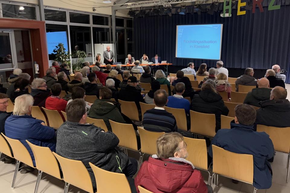 Raesfeld soll 70 Flüchtlinge aufnehmen Im Forum der Sebastianschule stellte die Gemeinde die Flüchtlingssituation in Raesfeld dar.
