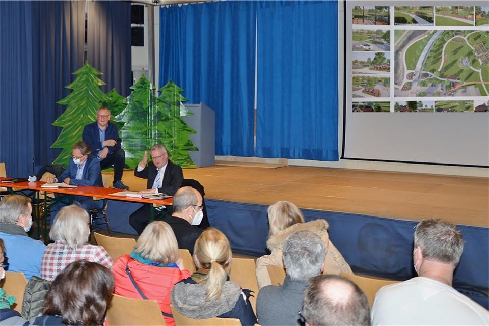 Im Forum der St.-Sebastian-Schule haben Verwaltung, Politiker und Bürger über die Gestaltung des Mehrgenerationen-Geländes am Freiter Pättken diskutiert.