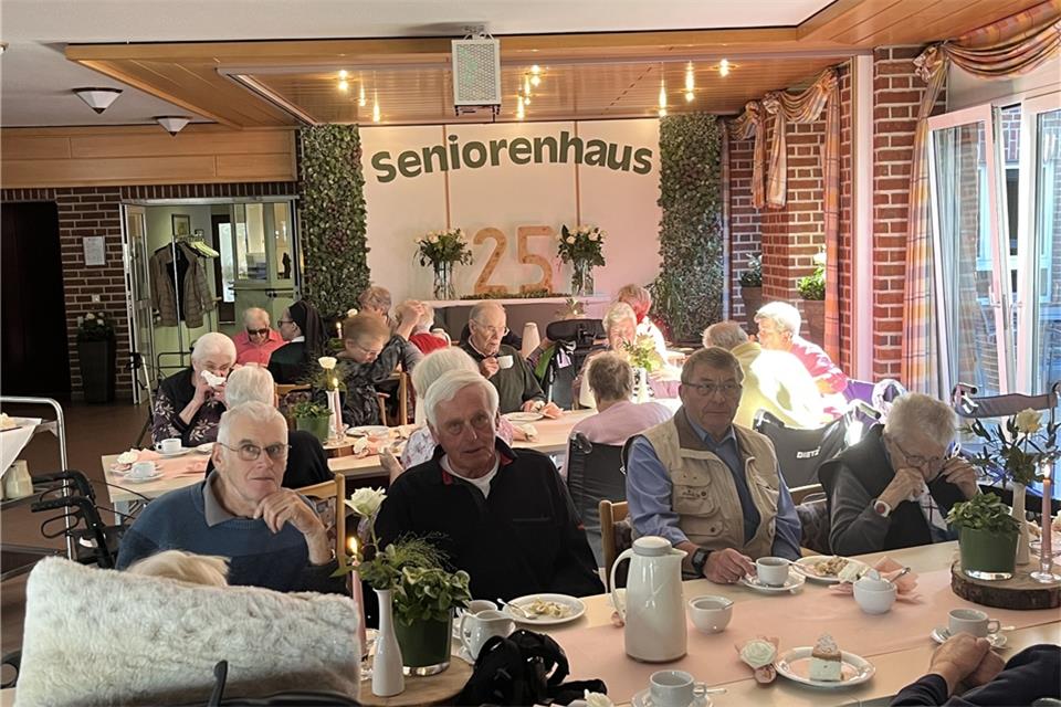 Im Foyer des Seniorenhauses hat es für die Ehrenamtlichen und Bewohner ein Kaffeetrinken gegeben.