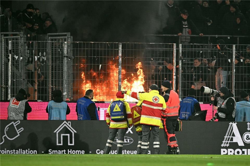 Im Frankfurter Fanblock brennt ein Feuer.Federico Gambarini/dpa