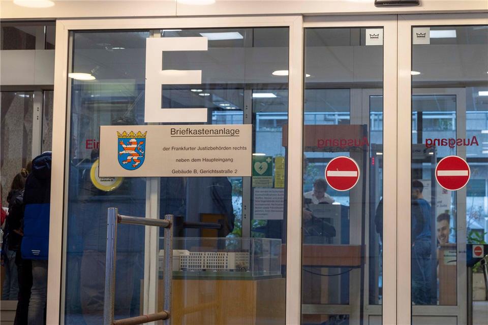 Im Frankfurter Landgericht wird einem Mann der Prozess gemacht, der eine Jugendliche vergewaltigt haben soll.  (Symbolbild)Helmut Fricke/dpa
