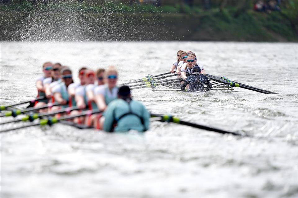 Im Frauenrennen siegte Oxford (r) deutlich gegen Cambridge.Yui Mok/PA Wire/dpa