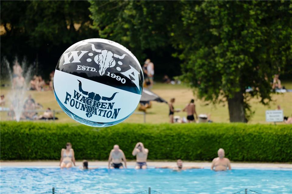 Im Freibad in Wacken ist trotz der Hitze noch Platz. (Archivbild)Frank Molter/dpa