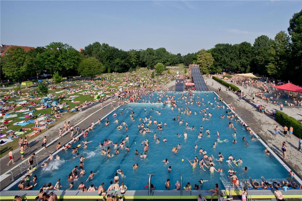 Im Freibad kann es bei Hitze schon mal voll werden. (Archivbild)Daniel Karmann/dpa