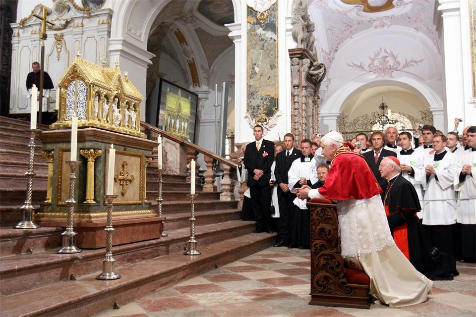 Im Freisinger Dom betete er am Korbiniansschrein. (Archivbild) picture alliance / dpa