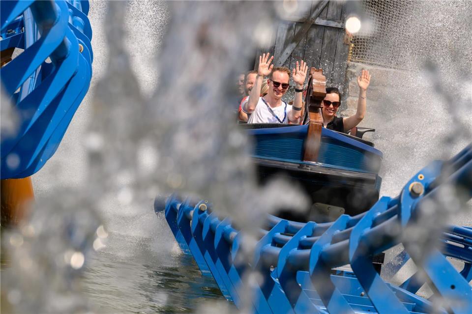 Im Freizeitpark Plohn sausen die ersten Wagen über die neue Wasser-Achterbahn „Dønnervind“.Hendrik Schmidt/dpa