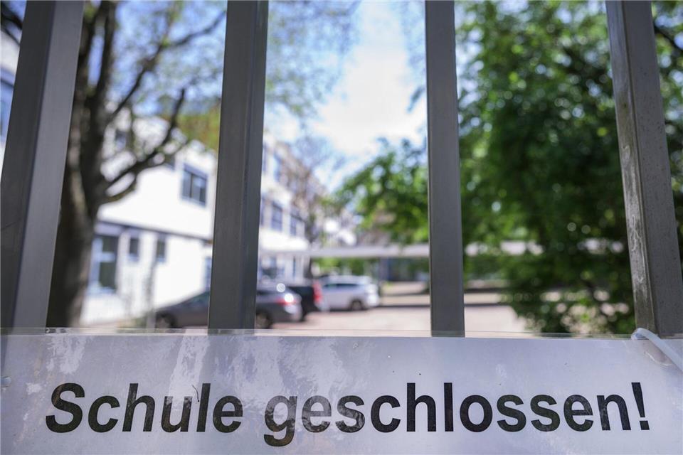 Warum es mit den Leistungen in der Schule bergab geht Im Frühjahr 2020 wurden erstmals Schulenschließungen zur Eindämmung der Corona-Pandemie angeordnet.Andreas Arnold/dpa