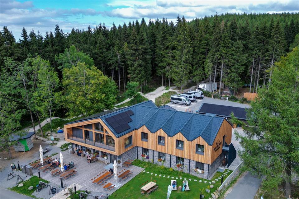 Im Frühjahr 2025 eröffnet, nimmt das Naturhotel „Basislager Fichtelberg“ vor allem Aktivtouristen wie Wanderer und Mountainbiker in den Blick. Hendrik Schmidt/dpa