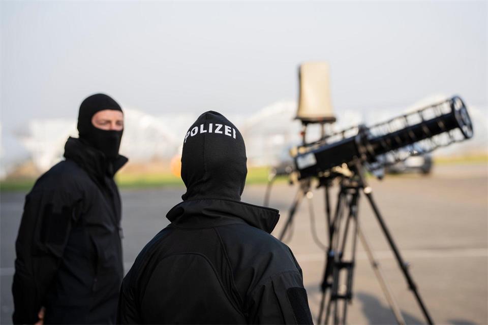 Im Frühjahr präsentierte die rheinland-pfälzische Polizei auf dem Flugplatz Mainz-Finthen ihre Kapazitäten bei der Abwehr von Drohnen. (Archivfoto)Andreas Arnold/dpa