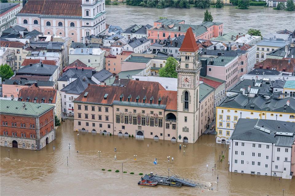 Im Frühsommer 2024 trafen Bayern heftige Hochwasser - so auch Passau.Armin Weigel/dpa