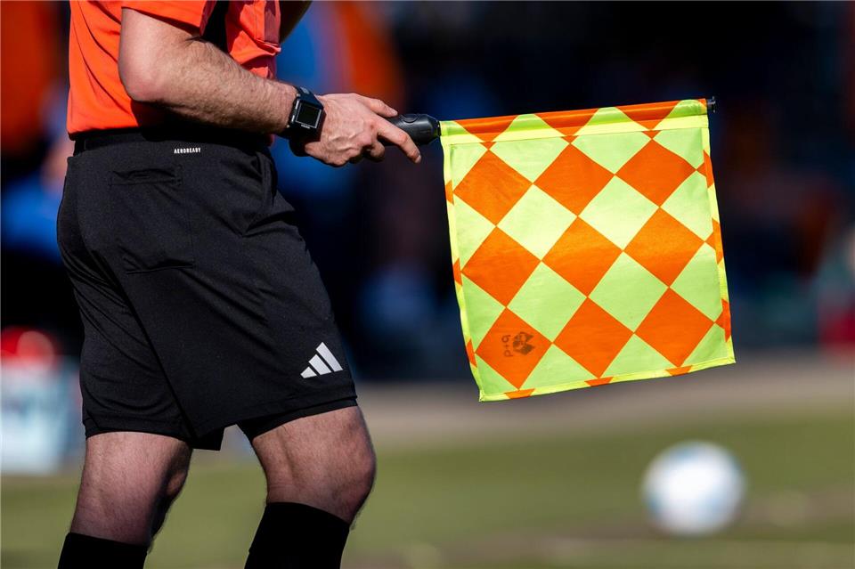 Im Fußballkreis Wuppertal streiken am Wochenende die Schiedsrichter wegen der zunehmenden Gewalt gegen sie. (Archivbild)David Inderlied/dpa