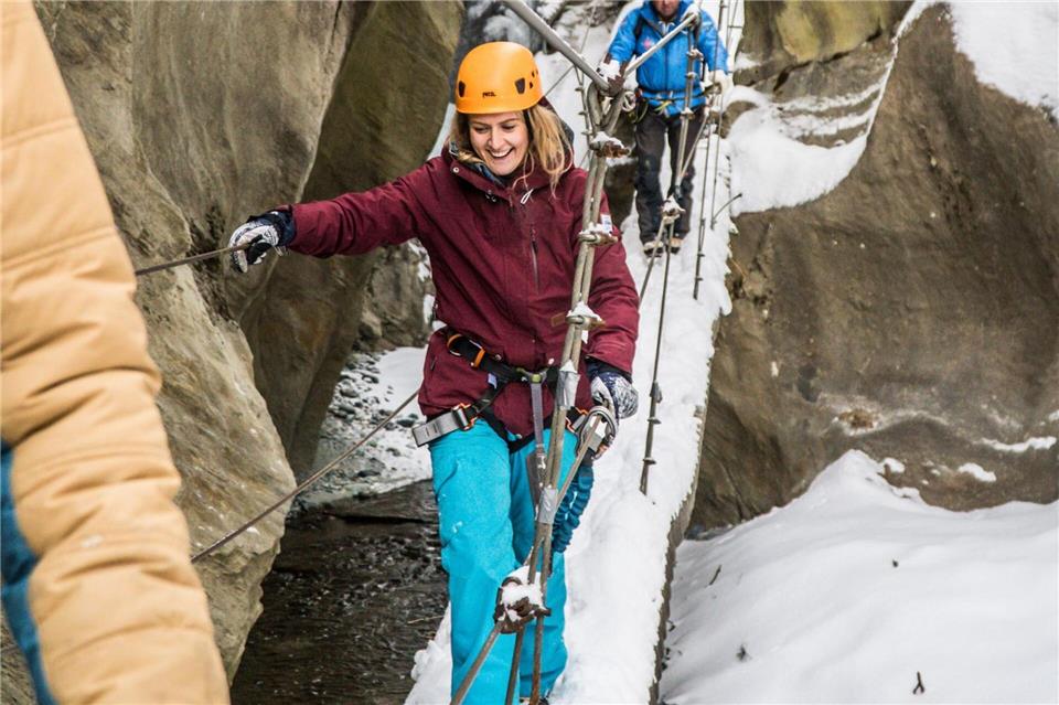 Im Gänsemarsch geht es im Zickzack durch die Schlucht - immer mit Sicherung. Puzzle Media/Saastal Tourismus AG/dpa-tmn