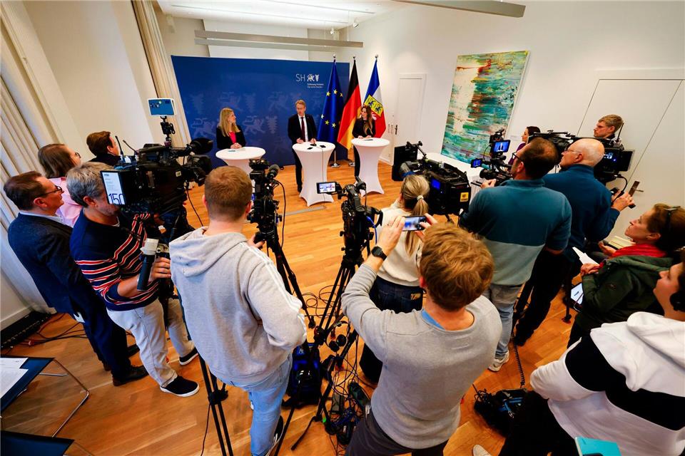 Im Gästehaus präsentiert Günther die beiden künftigen Ministerinnen.Frank Molter/dpa
