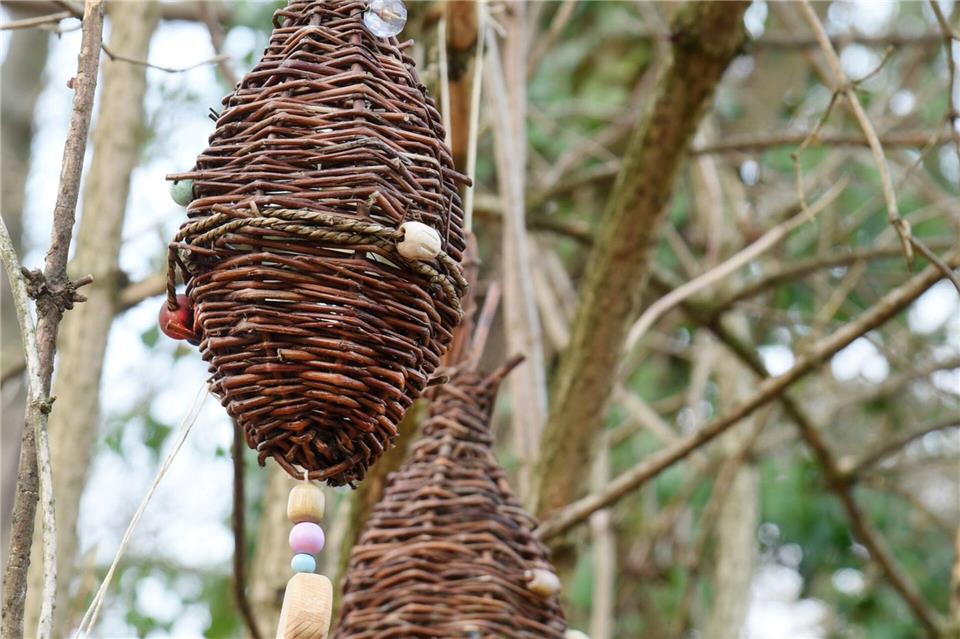 Im Garten des Kinderhospizes „Bärenherz“ hängen Weidenkörbe mit Erinnerungsstücken der gestorbenen Kinder.Waltraud Grubitzsch/dpa