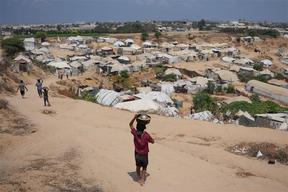 Im Gazastreifen teilen die lokalen Mitarbeiter von Hilfsorganisationen das Schicksal der Menschen vor Ort (Archivbild).Abdel Kareem Hana/AP/dpa