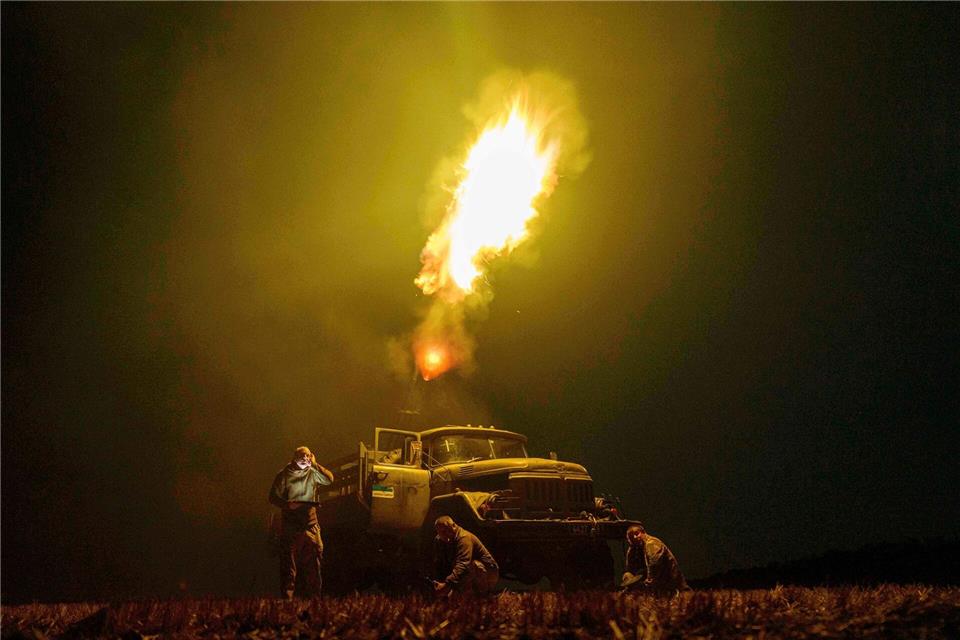 Im Gebiet Dnipropetrowsk sind bei neuen russischen Drohnen- und Raketenangriffen mindestens eine Frau getötet und elf weitere Menschen verletzt worden. (Archivbild)Evgeniy Maloletka/AP/dpa