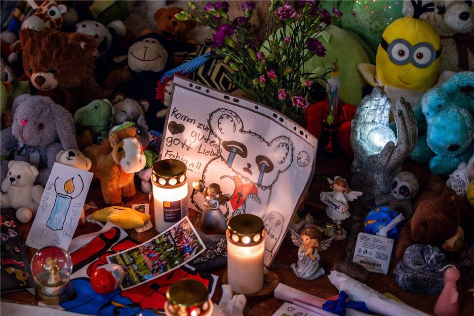 Im Gedenken an den getöteten Fabian legten zahlreiche Menschen im vorigen Oktober Kerzen und Kuscheltiere nieder. (Archivbild)Jens Büttner/dpa