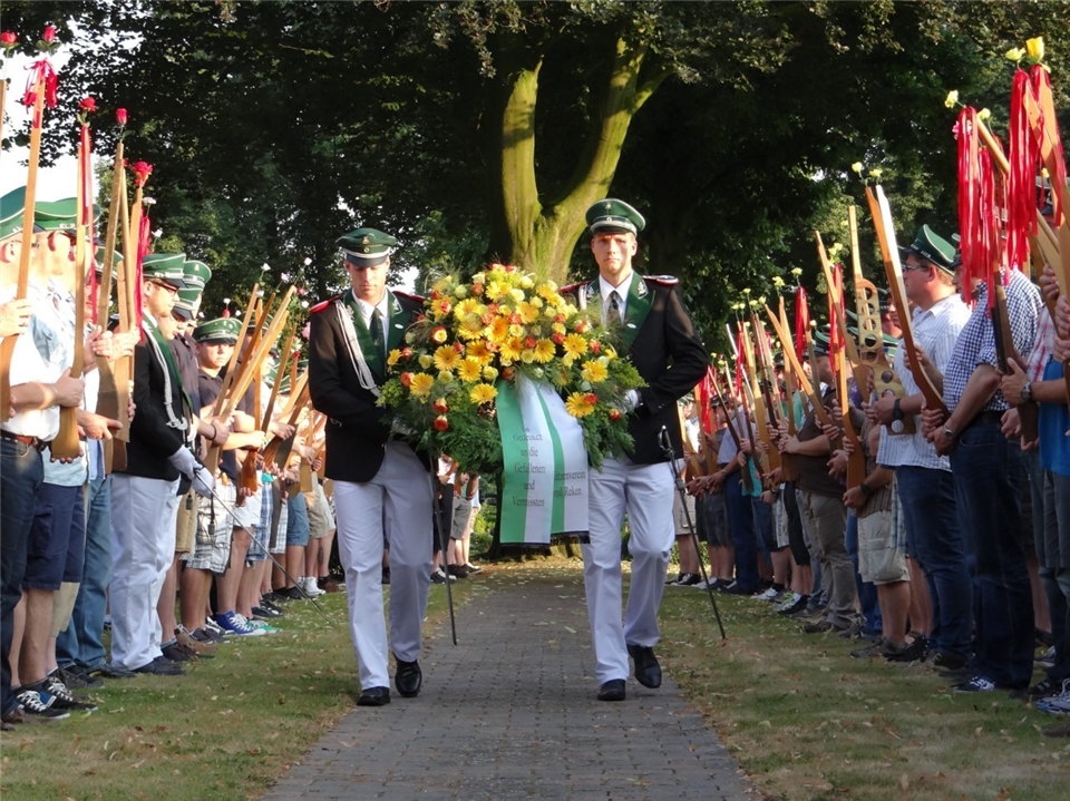 Im Gedenken an die Verstorbenen legten die Schützen am Ehrenmal einen Kranz nieder.