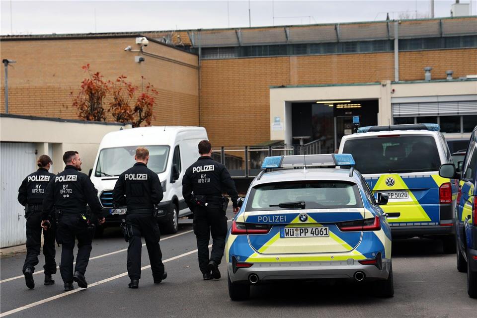 Im Gefängnis in Aschaffenburg soll ein Mitarbeiter von einem Insassen bedroht worden sein.Ralf Hettler/dpa