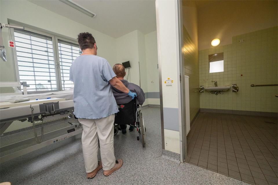 Im Gefängniskrankenhaus in Wittlich gibt es auch Pflege-Hafträume. (Archivbild)Harald Tittel/dpa