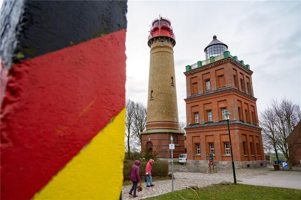 Im Gegensatz zum Schinkelturm dient sein größerer Nachbar noch als Leuchtturm für die Schifffahrt. (Archivbild)Stefan Sauer/dpa