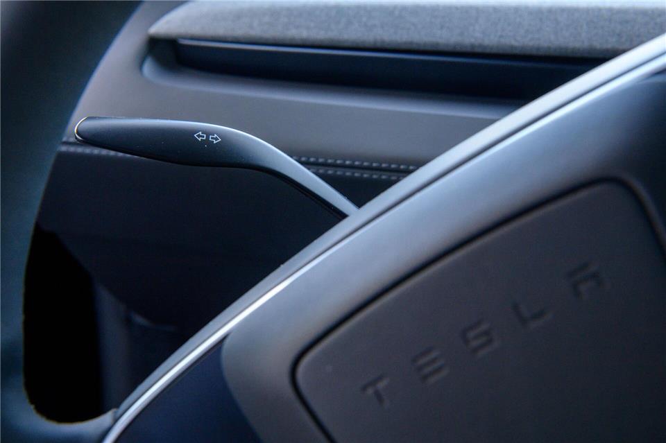 Im Gegensatz zum Tesla Model 3 Facelift verfügt das Tesla Model Y „Juniper“ über einen herkömmlichen Blinker.Klaus-Dietmar Gabbert/dpa-tmn