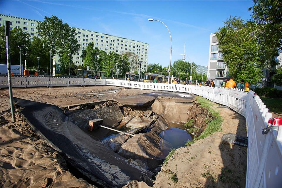 Nordosten Berlins nach Rohrbruch zeitweise ohne Wasser Im Geh- und Radweg auf der Mollstraße klafft ein riesiges Loch.Jörg Carstensen/dpa