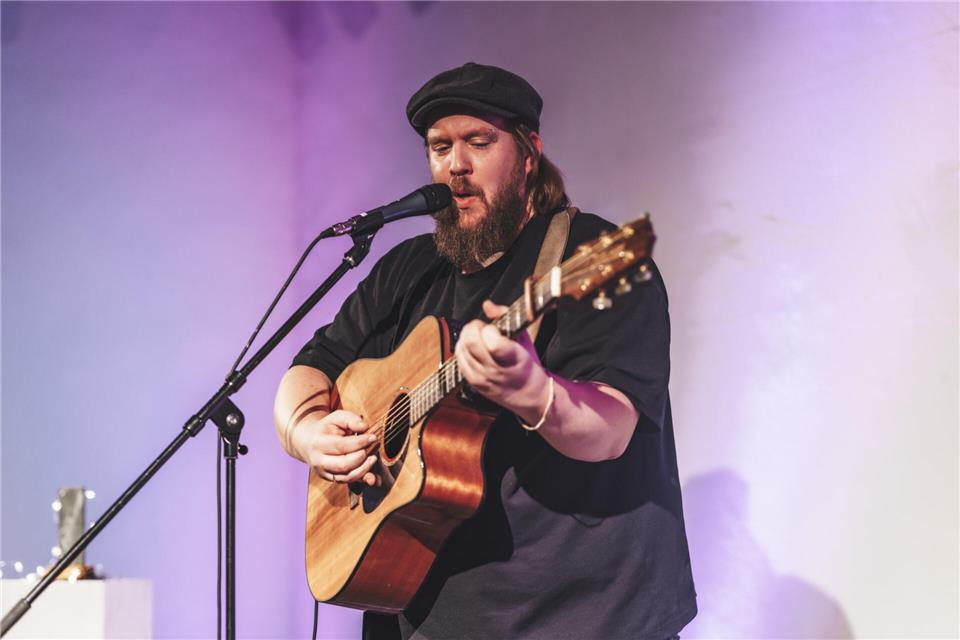 Im Gepäck hat Singer-Songwriter Ulf Ronnsiek bei seinem Wohnzimmerkonzert sein aktuelles Album „Of Roots and Crowns“.