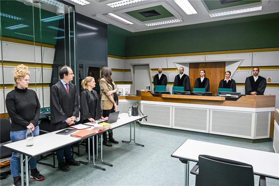 Im Gerichtssaal stehen Anwälte (l) mit der Klägerin und die Richter der 1. Kammer des Verwaltungsgerichts.Jens Kalaene/dpa