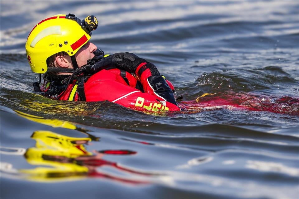 Im Gesamtjahr 2025 rechnet die DLRG mit weniger Badetoten als im Vorjahr. (Archivbild)Christoph Reichwein/dpa
