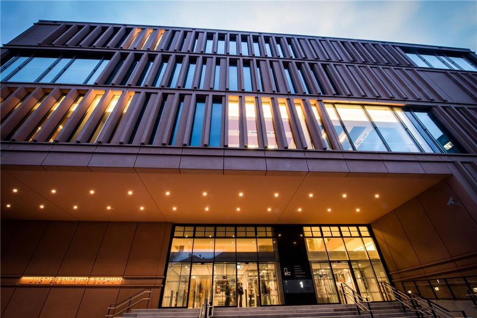 Im Gesicht der Frau werden nach Einschätzung von Ärzten große Narben zurückbleiben. (Archivbild)Bernd Thissen/dpa