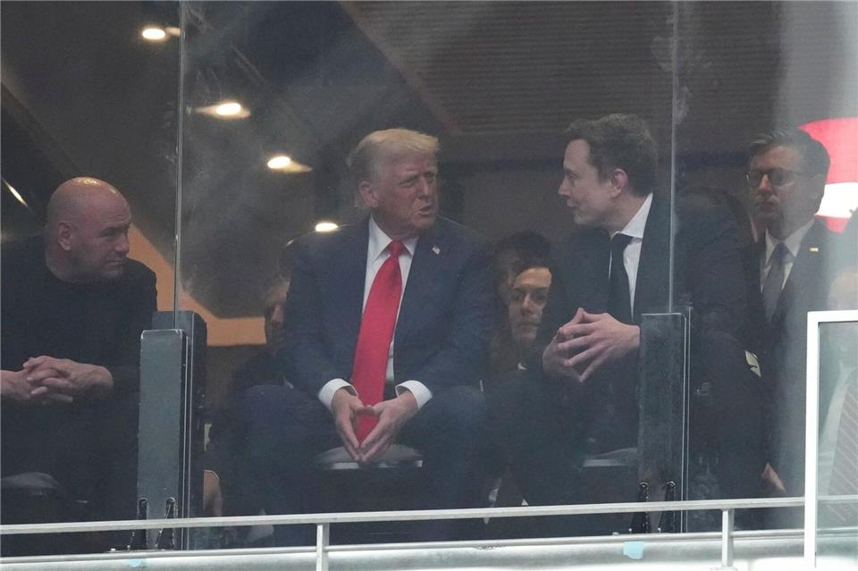 Bilder des Tages Im Gespräch: US-Präsident Trump unterhält sich mit Elon Musk während der Trauerfeier für Kirk.Ross D. Franklin/AP/dpa