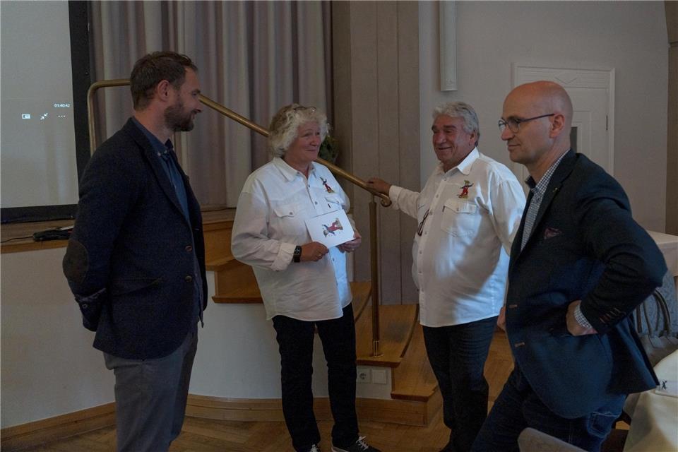 Im Gespräch bei der Premiere (v. l.): Christopher Klump (Landhotel Voshövel), Gudrun Gerwien, Dieter Schmitt (beide GaGu-Zwergenhilfe) und Stephan Proff (Rotary-Club).