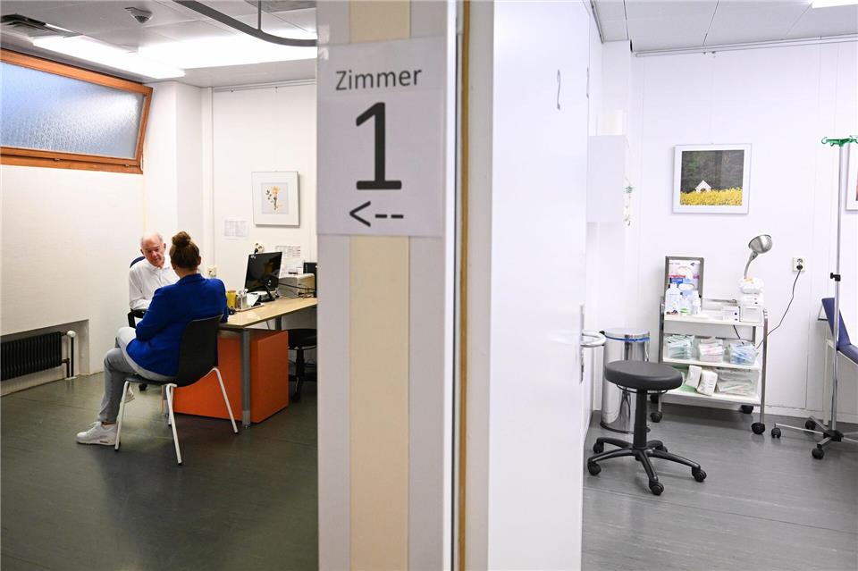 Im Gespräch geht es unter anderem um Beschwerden. (Symbolbild) Bernd Weißbrod/dpa