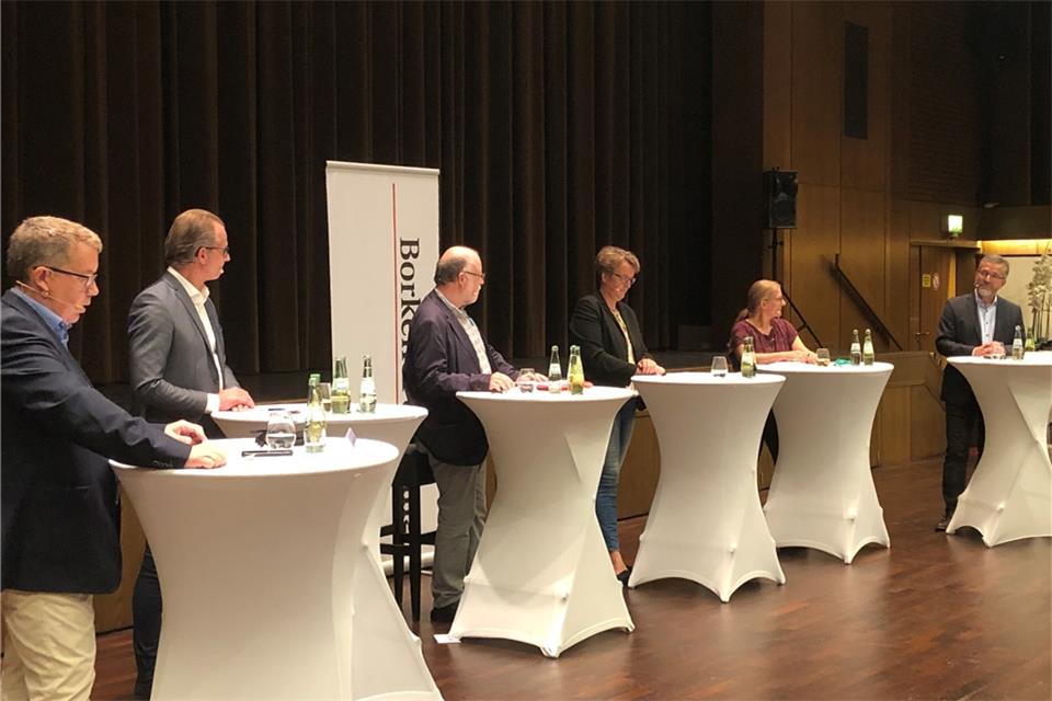 Im Gespräch (v.l.): Sven Kauffelt (BZ), Frank Richter (CDU), Kurt Kindermann (SPD), Brigitte Ebbing (UWG), Maja Becker (Grüne) und Peter Berger (BZ).