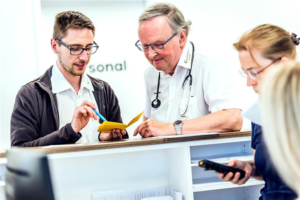 Im Gesundheitszentrum Kutenhausen, der Praxis von Allgemeinmediziner Michael Kühne, hat er seine Facharzt-Weiterbildung begonnen. Lars Berg/dpa