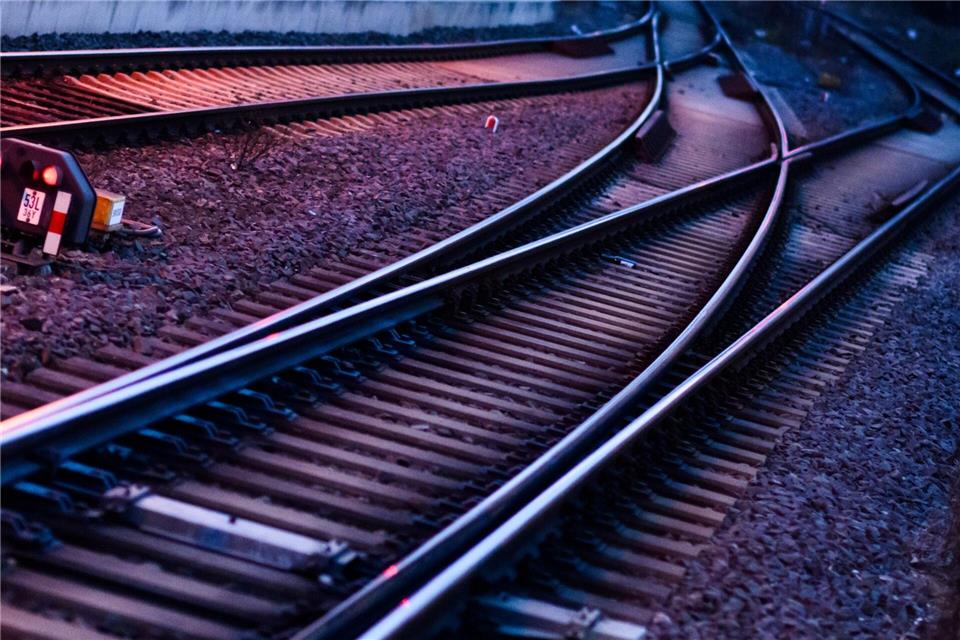 Im Gleisbett einer ICE-Strecke bei Göttingen lag der Leichnam eines 25-Jährigen. (Symbolbild)Julian Stratenschulte/dpa