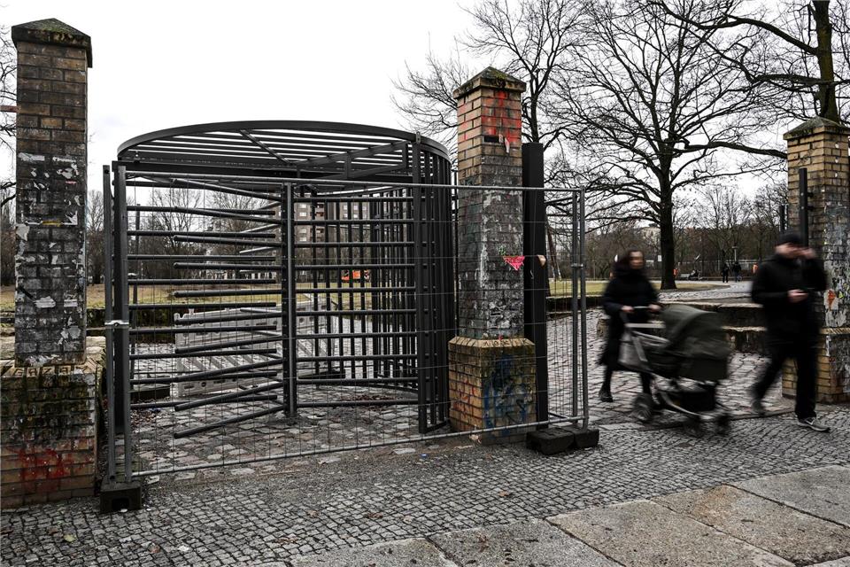 Im Görlitzer Park gibt es nun viele neue Tore, die nachts verschlossen sein sollen. (Archivbild)Britta Pedersen/dpa