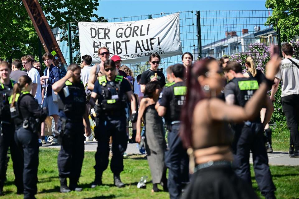 Im Görlitzer Park protestierten Tausende gegen die nächtliche Schließung des Parks bei einer Techno-Demo.Sebastian Christoph Gollnow/dpa