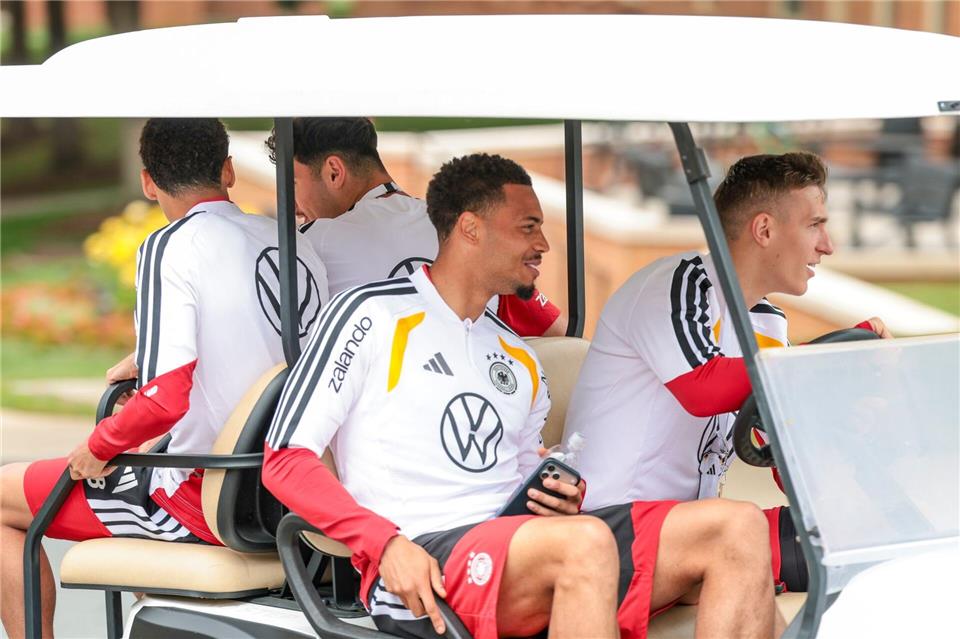 Im Golf-Cart ging es für einige Nationalspieler zum Training. Jan Woitas/dpa