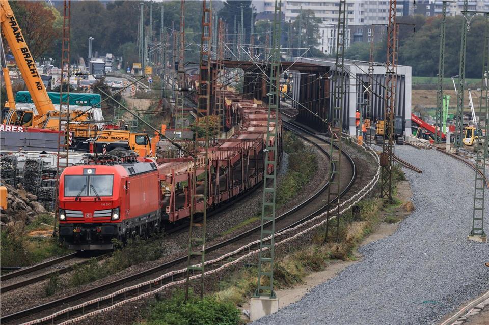 Im Güterverkehr auf der Schiene gab es zuletzt vor allem in Norddeutschland größere Probleme - mit Folgen für die Stahlindustrie. (Symbolbild)Oliver Berg/dpa