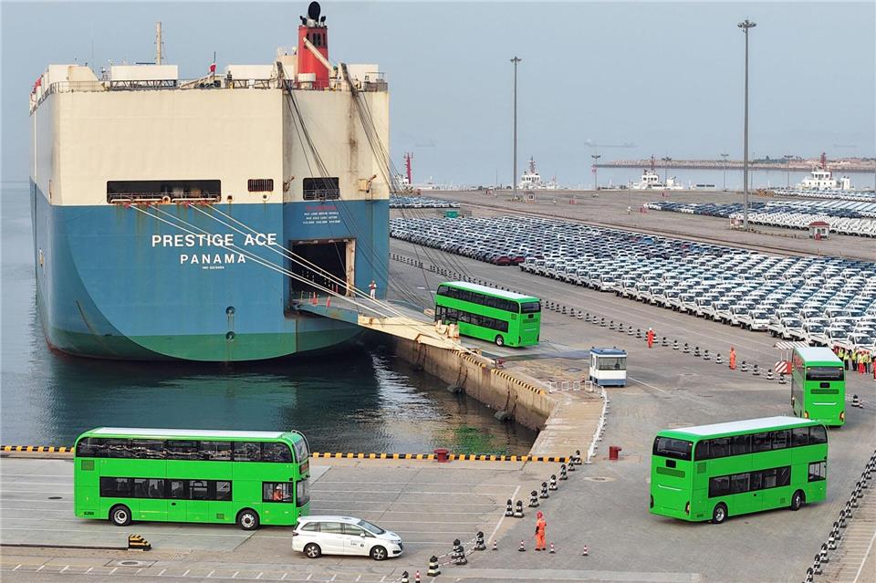 Im Hafen der chinesischen Stadt Yantai werden elektrische Doppeldeckerbusse für den Export verschifft. (Archivbild)Tang Ke/XinHua/dpa