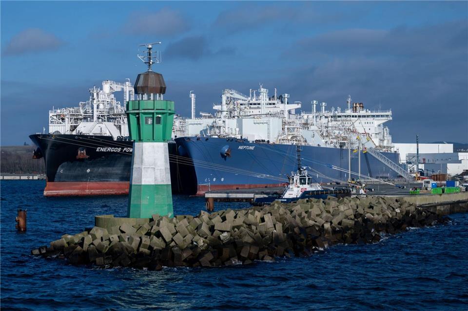 Im Hafen gibt es seit letztem Jahr auch ein LNG-Terminal mit zwei Regasifizierungsschiffen.Stefan Sauer/dpa