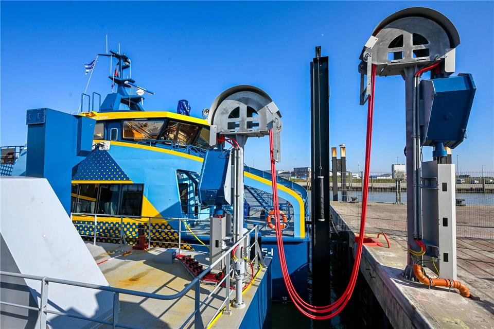 Im Hafen von Norddeich hat der E-Katamaran eine eigene Ladestation. (Archivbild)Sina Schuldt/dpa