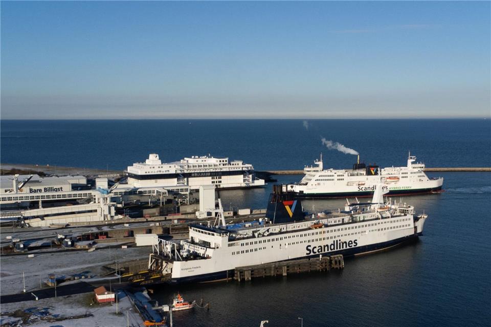Im Hafen von Puttgarden auf Fehmarn liegen mehrere Fähren. (Archivbild)Christian Charisius/dpa